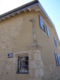 Croix incrust�e rue de la Marque